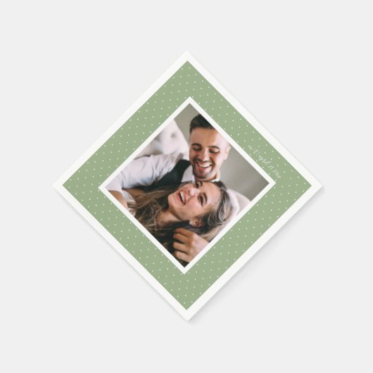 Sage Modern Script und Chic Dots Hochzeitsszenario Serviette (Ecke)