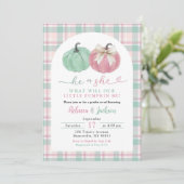 Sage Pink Ginham Preppy Pumpkin Gender Reveal Einladung (Stehend Vorderseite)