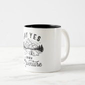 Sage Yes to New Adventure Camper Hiker Zweifarbige Tasse (VorderseiteRechts)