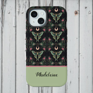 Sagegrüne Luna-Motten Mond Rosa Blumen Monogramm iPhone 15 Hülle