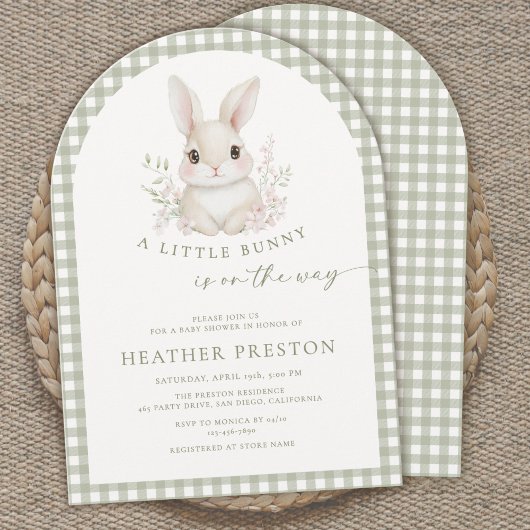 Sagegrüner kleiner Hase Gingham-Bogen-Baby-Party Einladung