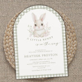 Sagegrüner kleiner Hase Gingham-Bogen-Baby-Party Einladung