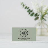 Sagegrünes professionelles Logo QR-Code Visitenkarte (Stehend Vorderseite)