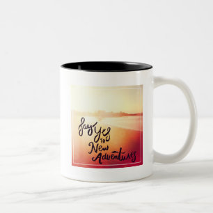 Sagen Sie ja zu den neuen Abenteuern Zweifarbige Tasse