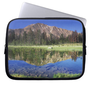 Sägezahnberge spiegeln sich im Fourth of July Laptopschutzhülle
