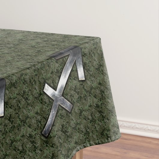 Sagittarius Zodiac Sign auf Woodland Camouflage Tischdecke (Beispiel)