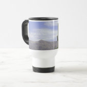 Saguaro Cactus Stand auf der Bergspitze der Wüste  Reisebecher (Vorderseite Links)