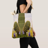 Saguaro in der Lavendel-Tasche Tasche (Von Nahem)