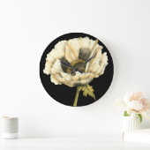 Sahnemohnblumen-Blume auf schwarzem Hintergrund Große Wanduhr (Zuhause)