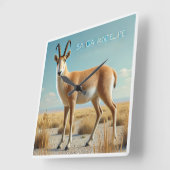Saiga Antelope in der Wüste Quadratische Wanduhr (Winkel)