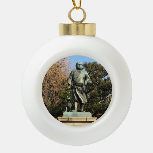 Saigo Takamori (The Last Samurai) & Hunde Statue Keramik Kugel-Ornament (Vorderseite)