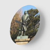 Saigo Takamori (The Last Samurai) & Hunde Statue Runde Wanduhr (Winkel)