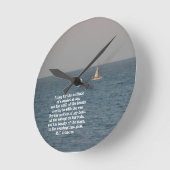 Sailboat at Sea-with Sailing quote Runde Wanduhr (Winkel)