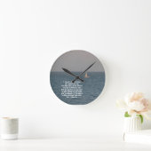 Sailboat at Sea-with Sailing quote Runde Wanduhr (Zuhause)
