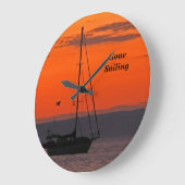Sailboat at Sunset, Orange Sky, Round Wall Große Wanduhr (Winkel)