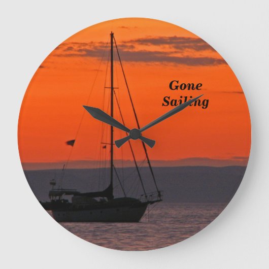 Sailboat at Sunset, Orange Sky, Round Wall Große Wanduhr (Vorderseite)