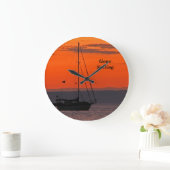 Sailboat at Sunset, Orange Sky, Round Wall Große Wanduhr (Zuhause)
