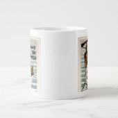 Sailor Wading, als er einen Soldaten auf Schulter Jumbo-Tasse (Vorderseite)