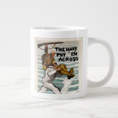 Sailor Wading, als er einen Soldaten auf Schulter Jumbo-Tasse (Rechts)