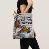 Sailor Wading, als er einen Soldaten auf Schulter  Tasche (Von Nahem)