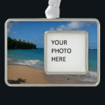 Saint Lucia Beach Tropical Ferien Landschaft Rahmen-Ornament Silber<br><div class="desc">Der Strand des Resorts von Saint Lucia war recht hübsch - der Himmel war blau, das Wasser türkis und der Sand war sandig. Dieses Bild fängt einen sonnigen Tag am Strand ein. Karo in unserem Laden für schönere Fotos am Strand. Dieses Bild ist auch als das weitverbreitete Wallpaper "Saint Lucia...</div>