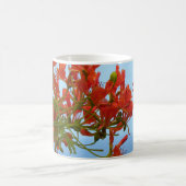 Saipan-Flammen-Blüten auf einem Ozean des Blaus Kaffeetasse (Mittel)
