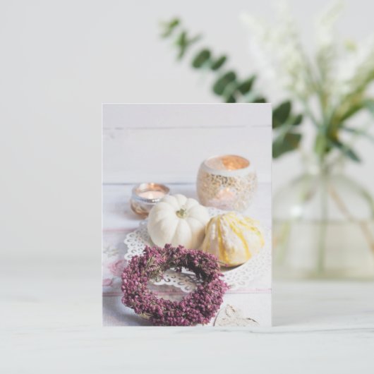 Saisonale rustikale Herbstkerze & Kürbiskulisse Postkarte (Stehend Vorderseite)