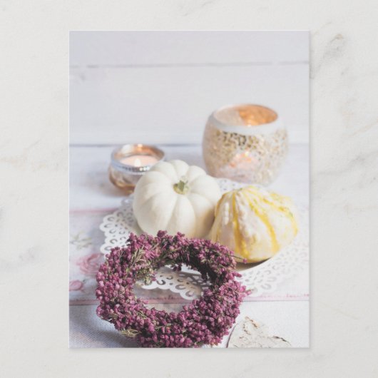 Saisonale rustikale Herbstkerze & Kürbiskulisse Postkarte (Vorderseite)