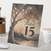 Saitenlichter auf einer romantischen Hochzeit mit  Sockelschild (In Situ)