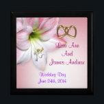 Sake-Box für Hochzeiten Erinnerungskiste<br><div class="desc">Hochzeitskiste mit Aquarell-Amaryllis-Blume auf der Leinwand sehen Hintergrund mit Namen und Datum des Ehepaares. Das perfekte Geschenk für Braut und Bräutigam, um Erinnerungen von ihrem besonderen Tag retten. Anpassen mit Namen und Datum. Sie können auch den Schriftart und den Schriftart ändern. Diese wunderschöne Kiste kann für jeden besondere Anlass oder...</div>
