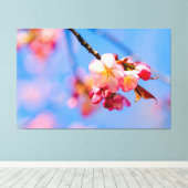 Sakura-Blume, Buds und der blaue Frühlingshimmel Leinwanddruck (Insitu (Holzboden))