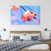 Sakura-Blume, Buds und der blaue Frühlingshimmel Leinwanddruck (Insitu (Schlafzimmer))