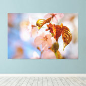 Sakura-Blume und Orangefarbene Blätter im Frühjahr Leinwanddruck (Insitu (Holzboden))