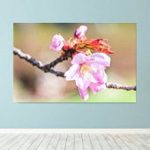 Sakura Buds und eine Blume, grün, beige Hintergrun Leinwanddruck (Insitu (Holzboden))