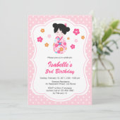 Sakura Japanese Kokeshi Doll Birthday Einladung (Stehend Vorderseite)