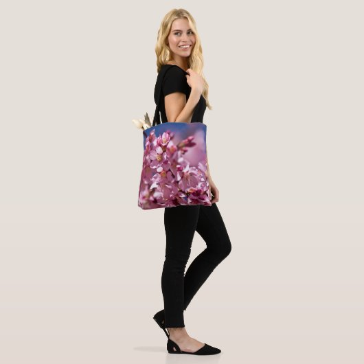 Sakura Kirschblüten von Sonnenlicht geküsst Tasche (Am Model)
