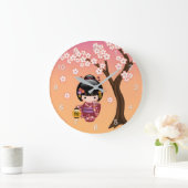 Sakura Kokeshi Doll - Geisha Girl on Peach Große Wanduhr (Zuhause)