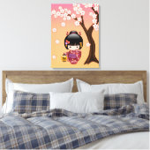Sakura Kokeshi Doll - Geisha Girl on Peach Leinwanddruck (Insitu (Schlafzimmer))