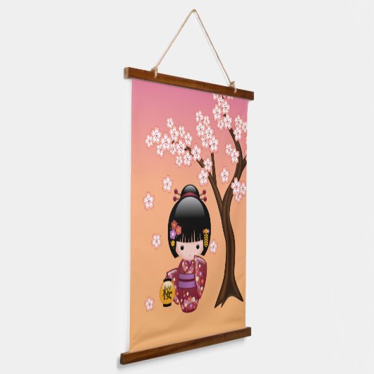 Sakura Kokeshi Doll - Geisha Girl on Peach Wandteppich Mit Holzrahmen (Gewinkelt)