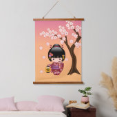 Sakura Kokeshi Doll - Geisha Girl on Peach Wandteppich Mit Holzrahmen (Schlafzimmer)