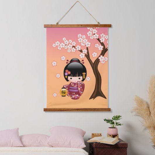 Sakura Kokeshi Doll - Geisha Girl on Peach Wandteppich Mit Holzrahmen (Schlafzimmer)
