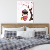 Sakura Kokeshi Doll - Niedliches japanisches Geish Leinwanddruck (Insitu (Schlafzimmer))
