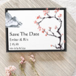 Sakura Mountain | Lässig V2 Grenzen Save the Date<br><div class="desc">Dieser Sakura-Berg | lässige v2 Grenze Save the Date ist perfekt für Ihre lässige moderne minimalistische Hochzeit. Dieses Design bietet Sakura-Baum mit Kirschblüten, Aquarellbergen und einfacher Kalligraphie, um Ihre Hochzeit im Frühling, Sommer, Herbst oder Winter zu einem besonderen Erlebnis zu machen. Gerne stehen wir Ihnen für Fragen zu diesem Design...</div>