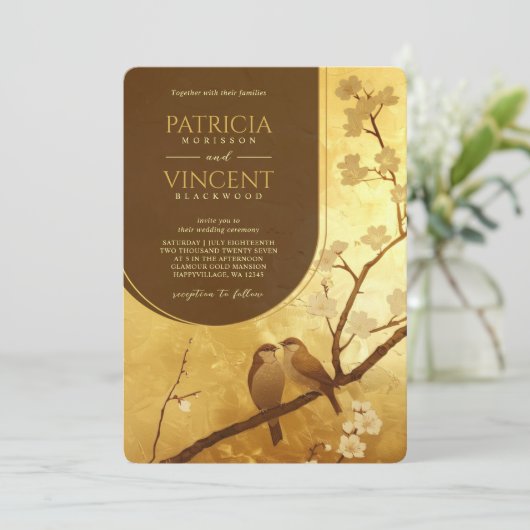 Sakura und liebende Vögel auf GOLD Hochzeit Einladung (Stehend Vorderseite)