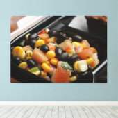 Salat aus Schwarzbohnen und Mais Leinwanddruck (Insitu (Holzboden))