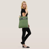 Salbei- und Olivkariert Tasche (Am Model)