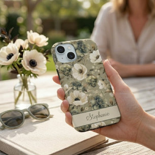Salbeigrün und cremefarbene florale Personalisieru iPhone 15 Hülle