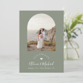 Salbeigrüne Boho-Bogen moderne QR-Code-Foto-Hochze Save The Date (Stehend Vorderseite)