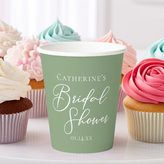 Salbeigrüne Brautparty-Personalized White Schrift Pappbecher