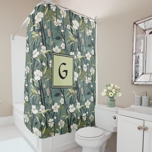 Salbeigrüne Chinoiserie-Blumen Weiße Initiale Duschvorhang